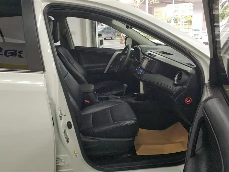 Toyota RAV4 Rongfang 2016 2.0L CVT 2WD Trend (China V) фото 8