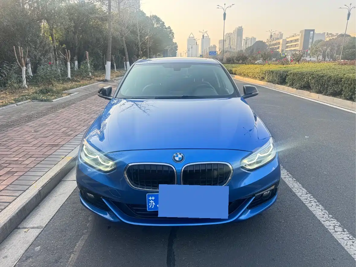 BMW 1 Series 2018 118i Sport Edition фото 2