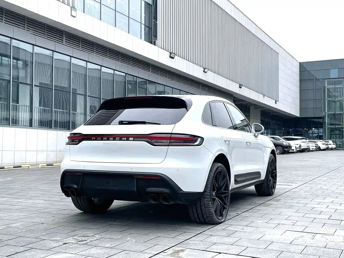 PORSCHE MACAN