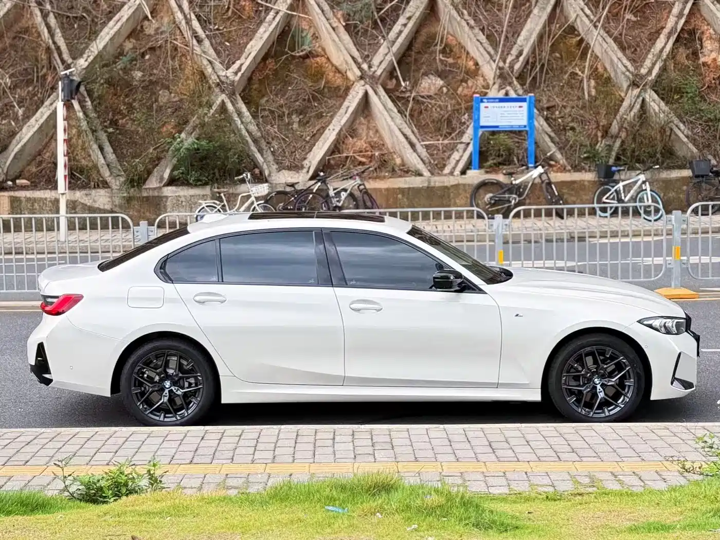BMW 3 Series 2025 330Li M Sport Night Edition фото 4