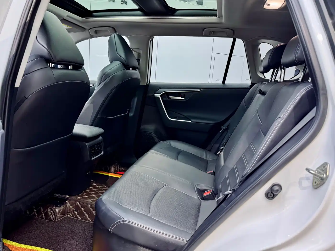 Toyota Wildlander 2023 Hybrid 2.5L E-CVT AWD Premium Edition фото 10