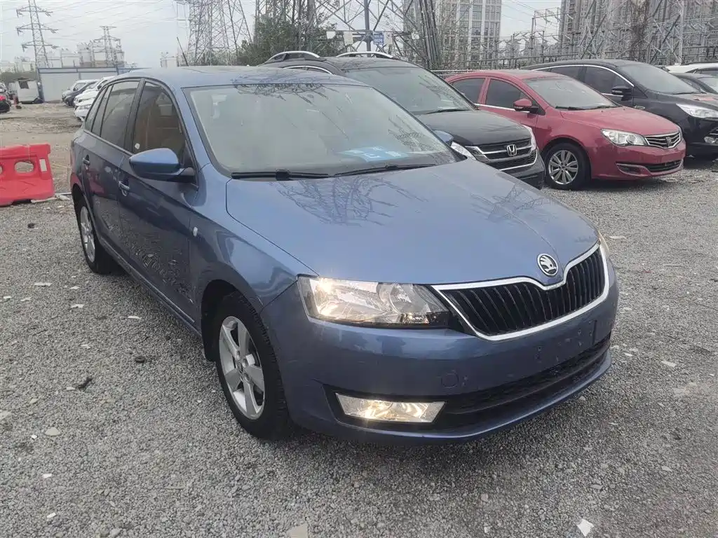 Škoda Skoda Rapid Spaceback 2014 1.6L Automatic Joy Edition фото 4