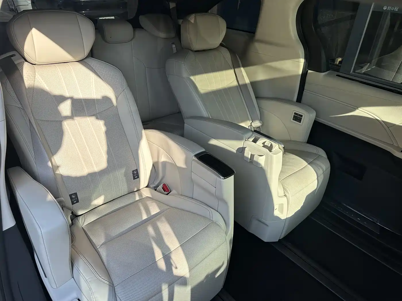 Toyota Granvia 2024 2.5L Hybrid Supreme ULTRA фото 8