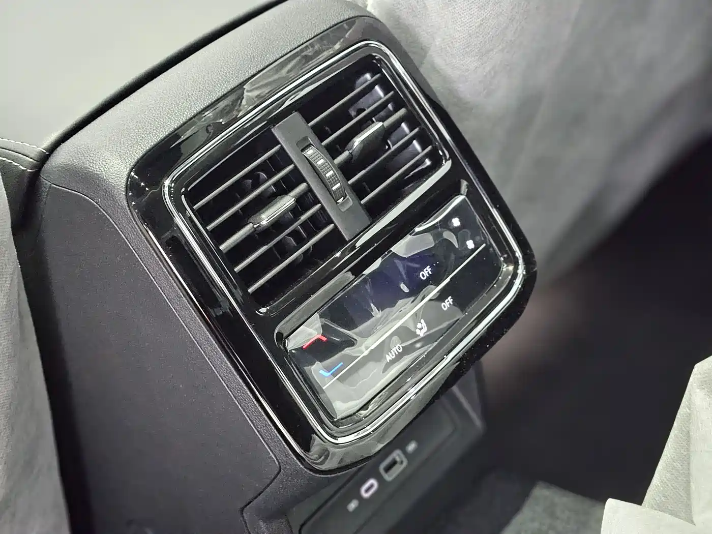 Volkswagen Passat 2025 Outstanding 330TSI Starlight Elite Edition фото 16
