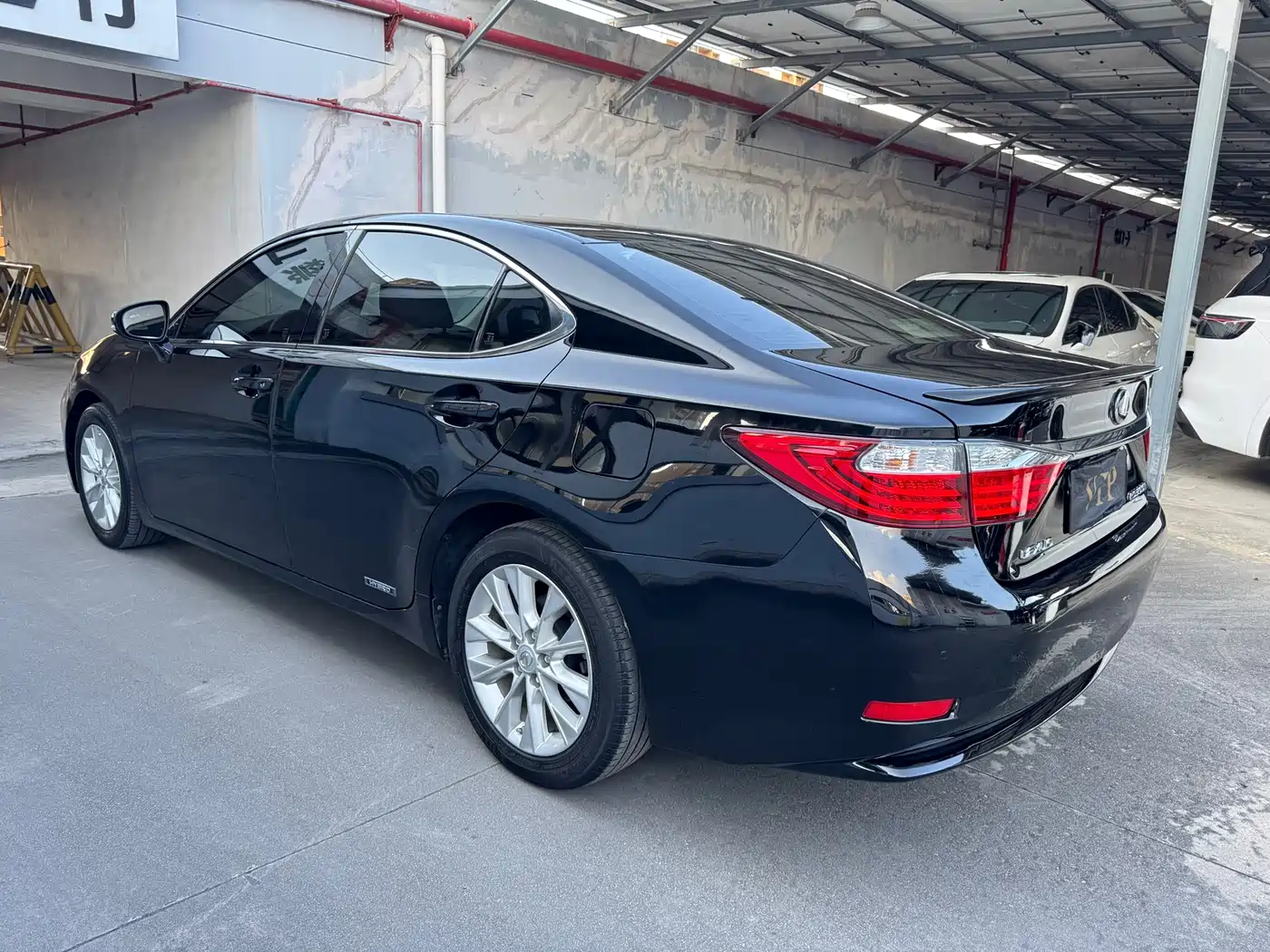 Фото 19 - Lexus ES