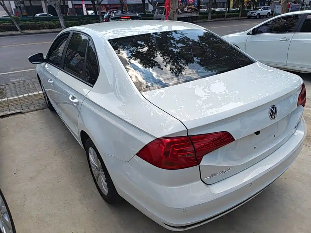 VOLKSWAGEN BORA