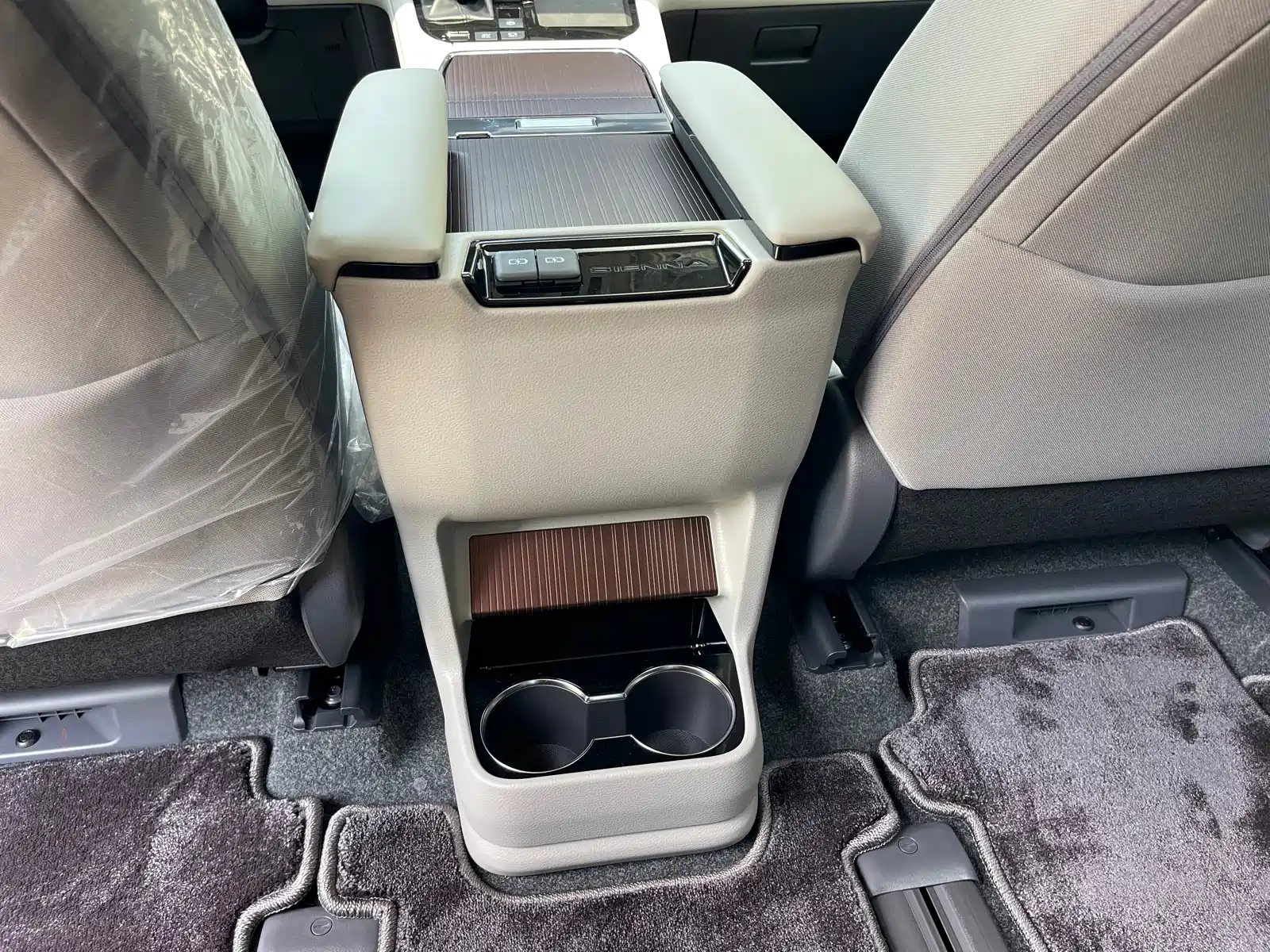 Photo 12 - Toyota Sienna