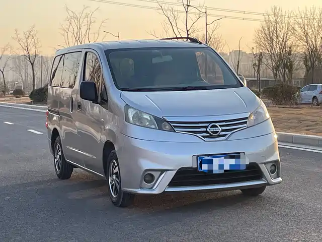 NISSAN NV200