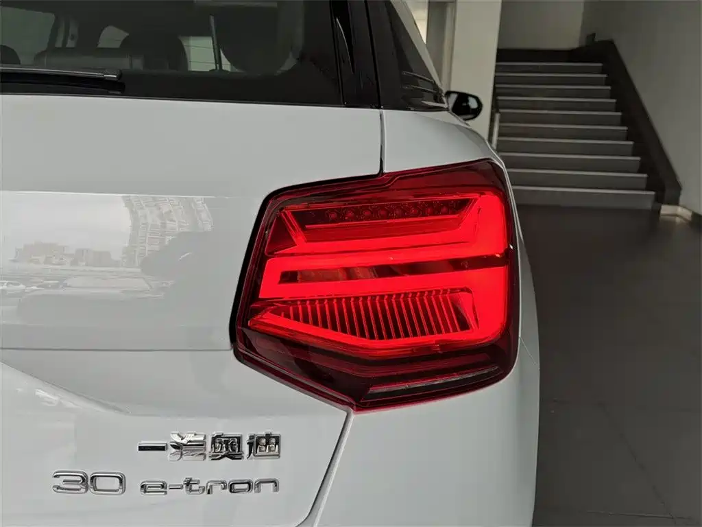AUDI Q2L E TRON