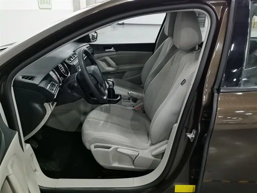 Peugeot 408 2014 1.8L Manual Leading Edition фото 10