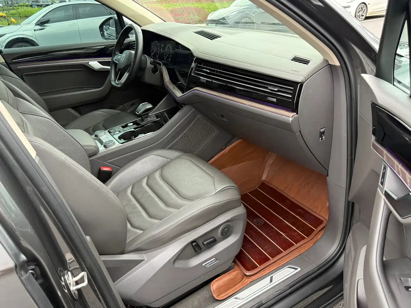 VOLKSWAGEN TOUAREG
