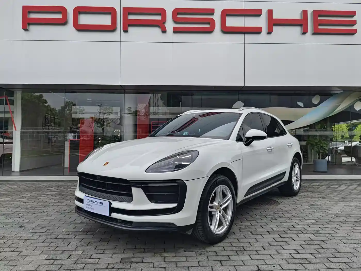 PORSCHE MACAN