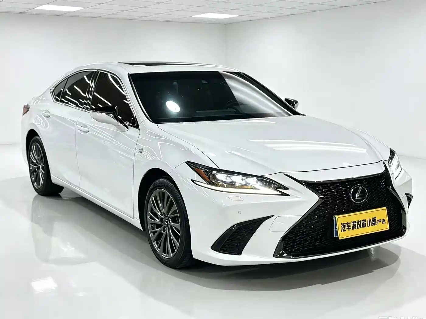 Фото 1 - Lexus ES