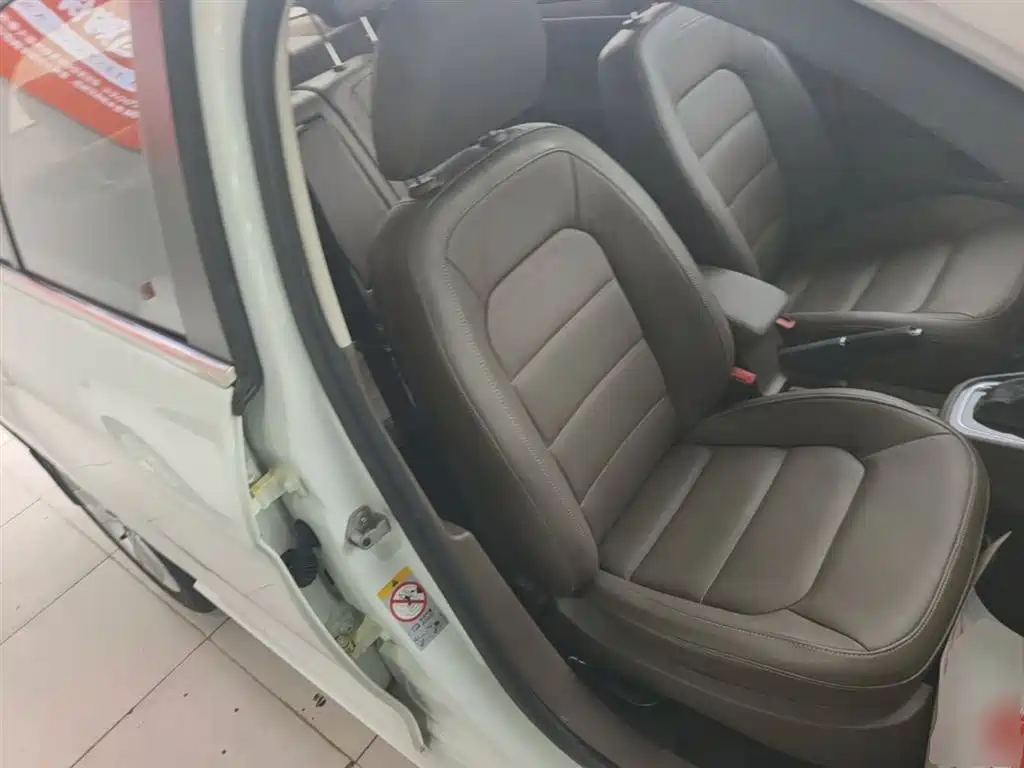 Volkswagen Bora 2014 1.6L Automatic Comfort Edition фото 25