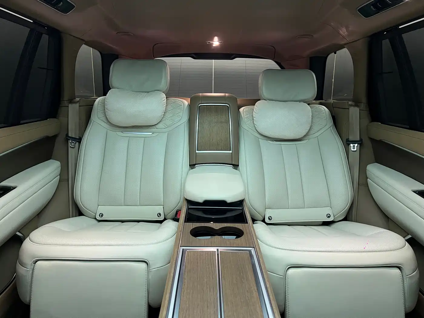 Land Rover Range Rover 2024 3.0 L6 400PS SV Prestige Genesis Extended 4-Seater фото 11