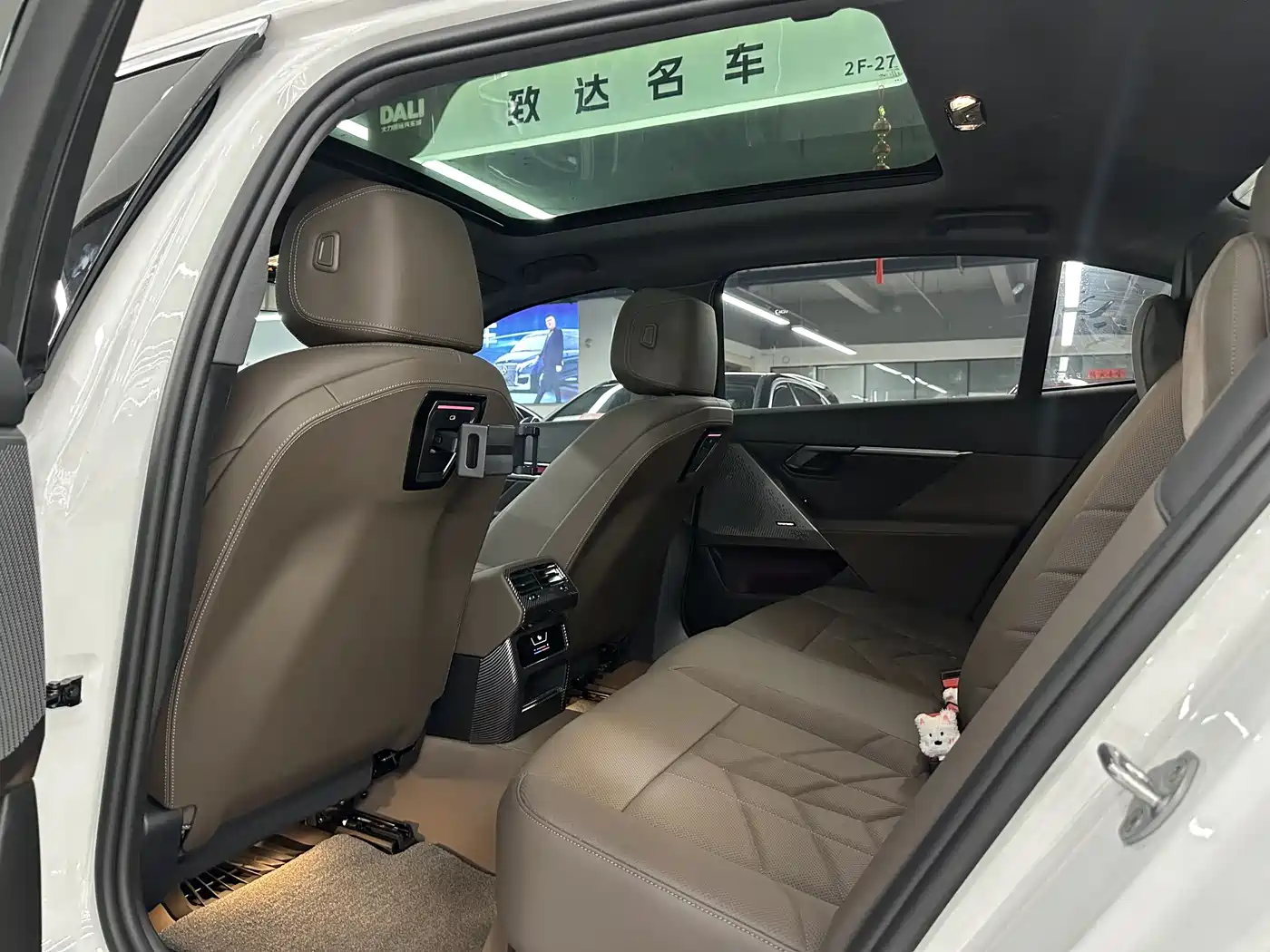 BMW 5 Series 2025 530Li Leading M Sport Package фото 6
