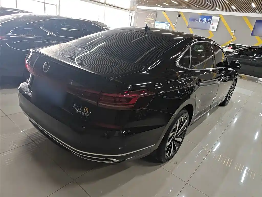 Volkswagen Passat 2022 330TSI Starlight Luxury Edition фото 10