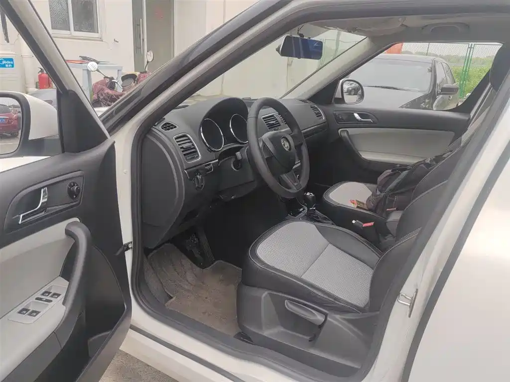 Škoda Yeti 2017 TSI280 DSG Advance фото 16