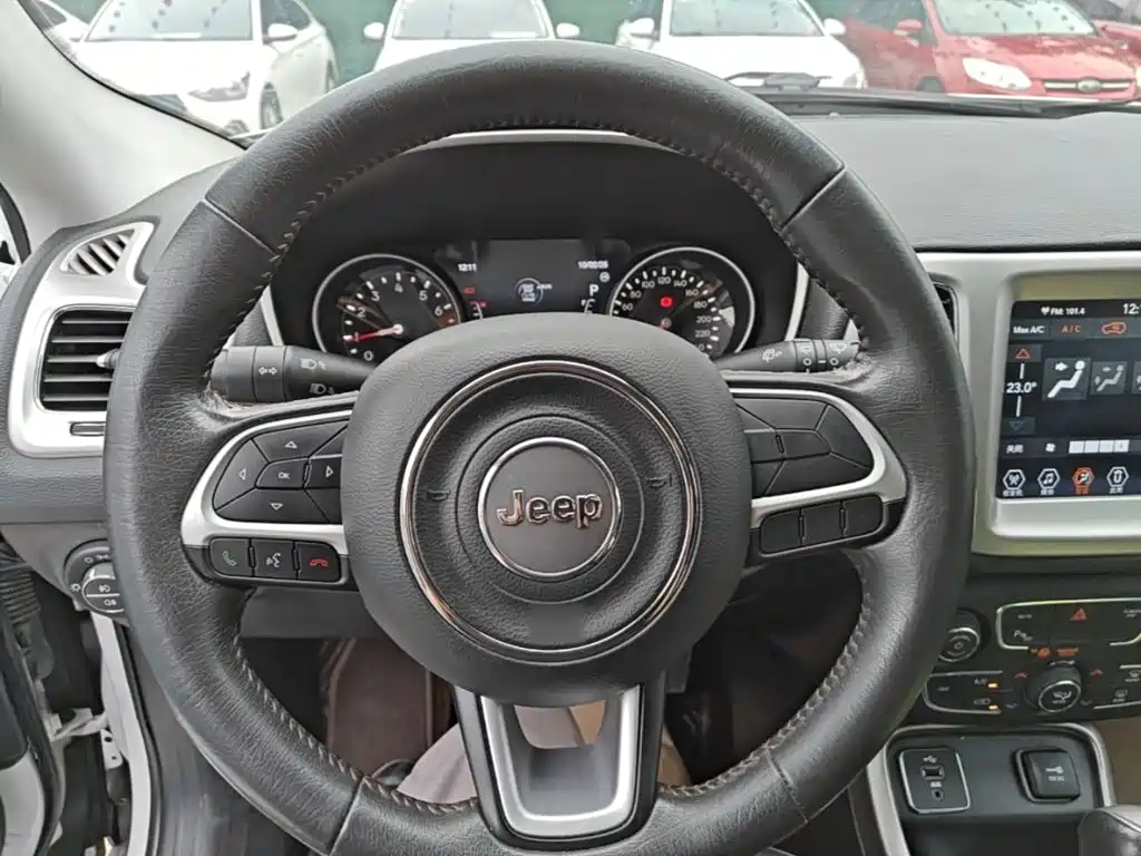 Фото 11 - Jeep Compass