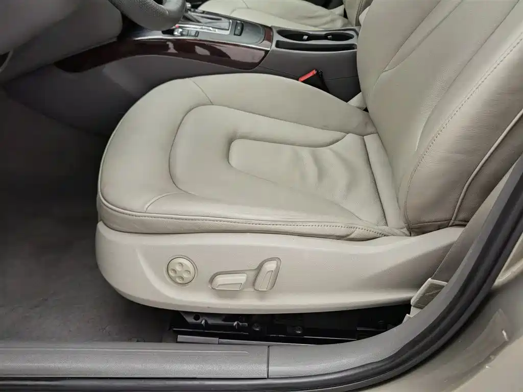Audi A4L 2011 2.0 TFSI Comfort фото 20