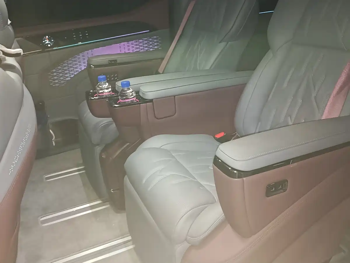 ZEEKR 009 2025 2024 6-seat Executive AWD 108kWh