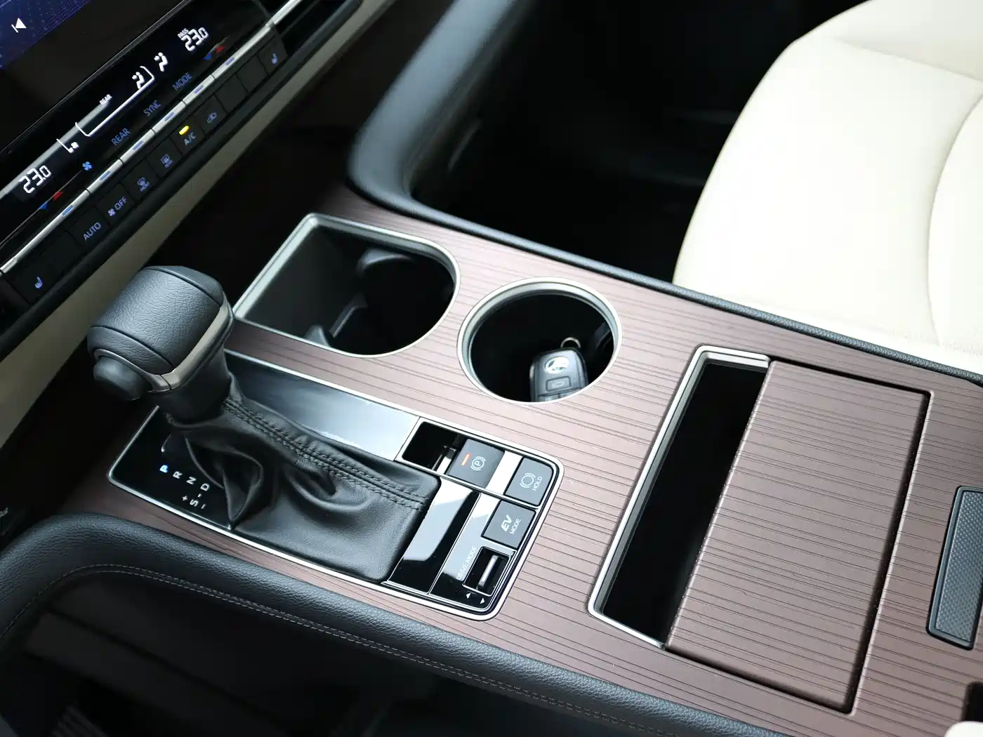 Toyota Granvia 2023 2.5L Hybrid Prestige PLUS Edition фото 15
