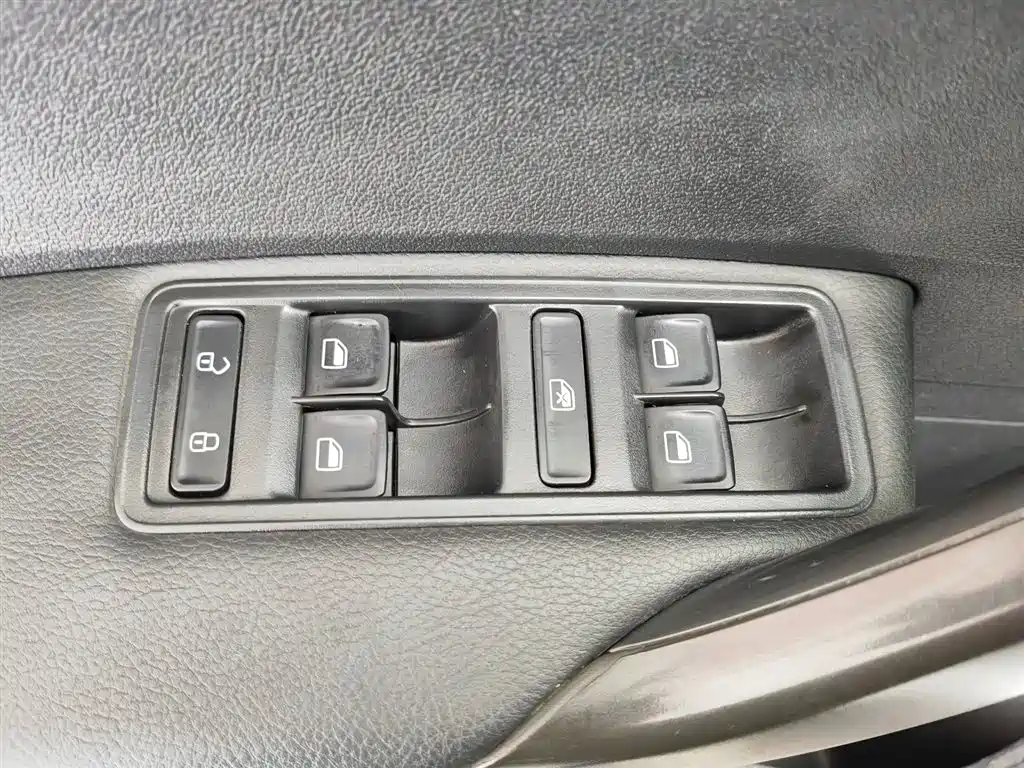 Volkswagen Santana 2013 1.6L Manual Comfort Edition фото 9