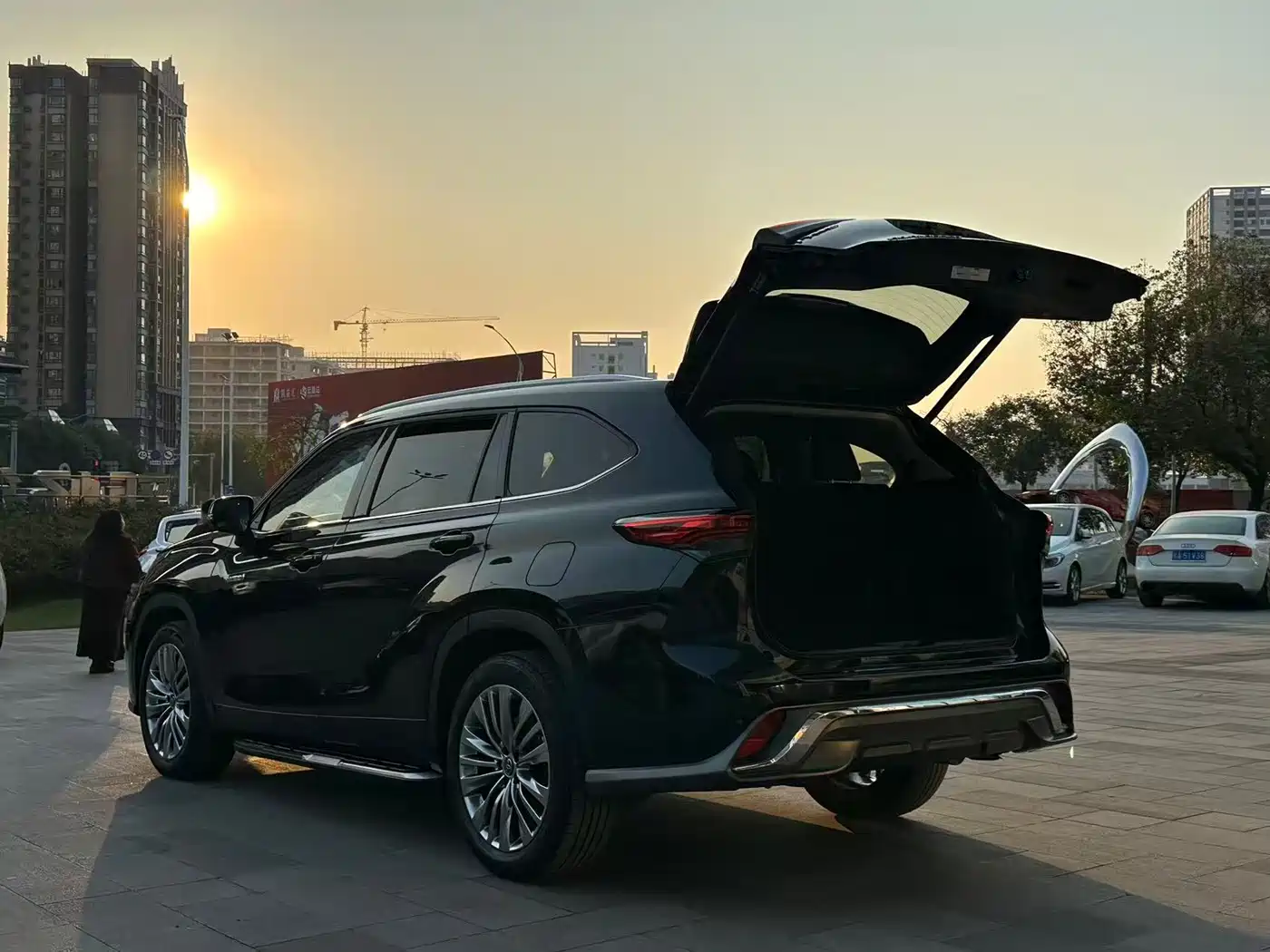 Toyota Highlander 2022 Dual Engine 2.5L 4WD Supreme Edition 7-Seater фото 13