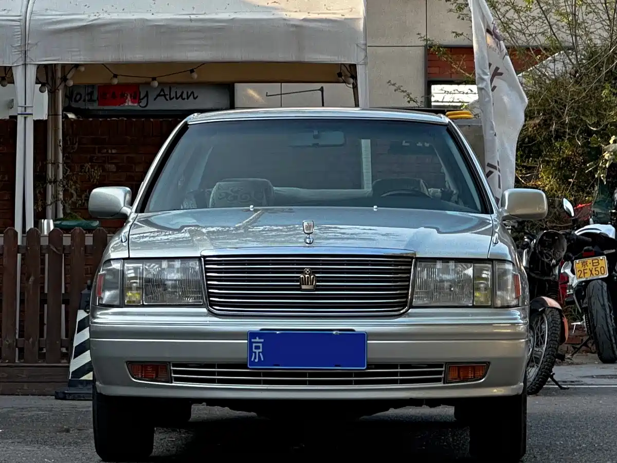 Фото 2 - Toyota Crown