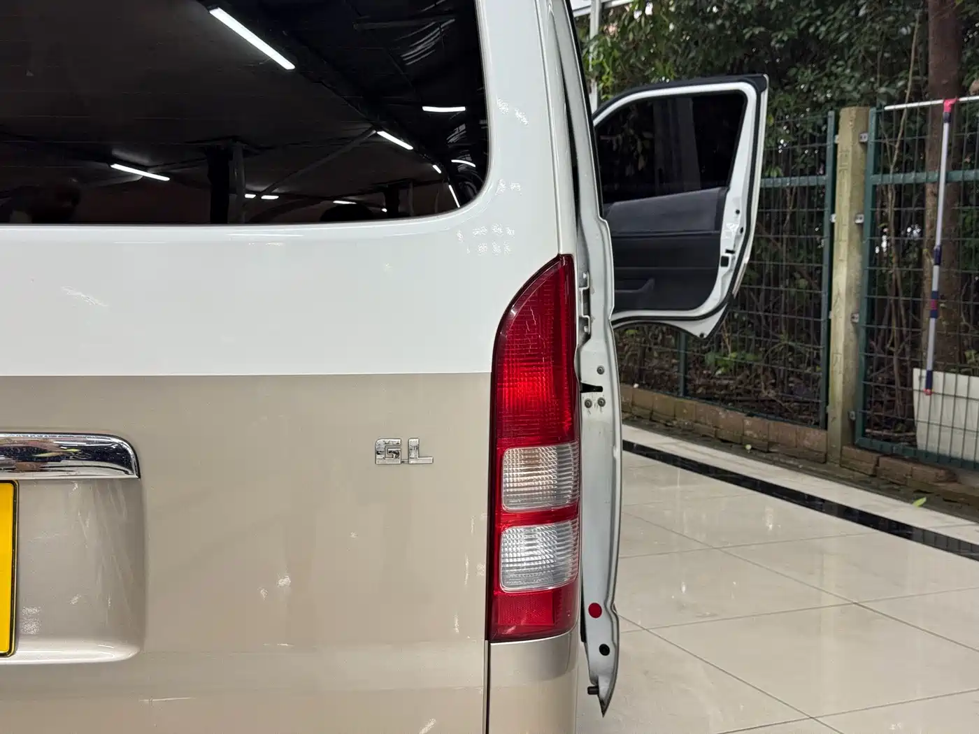 Toyota HIACE 2012 2011 2.7L Automatic Standard 13-seater