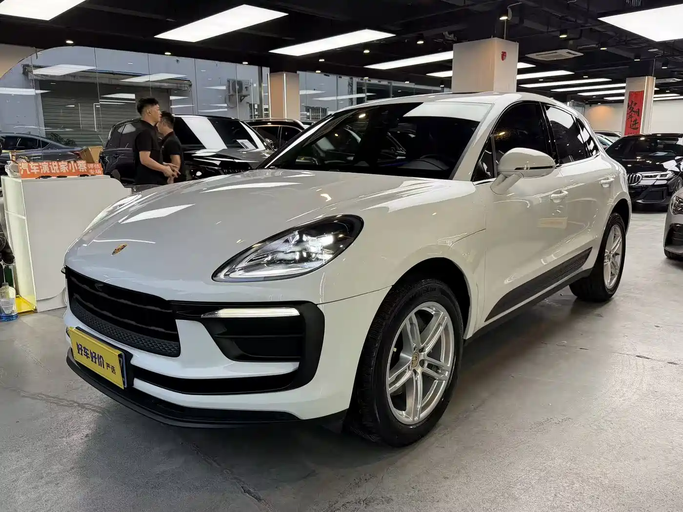 PORSCHE MACAN