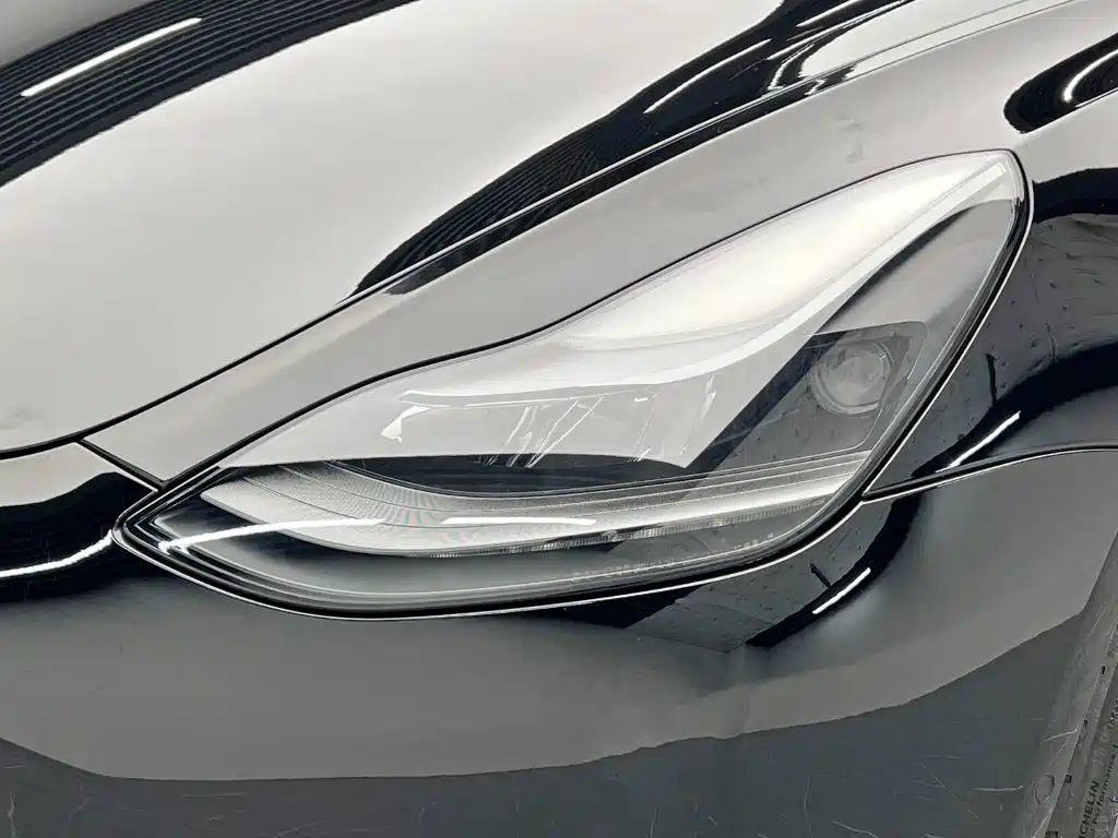 Фото 9 - Tesla Model 3
