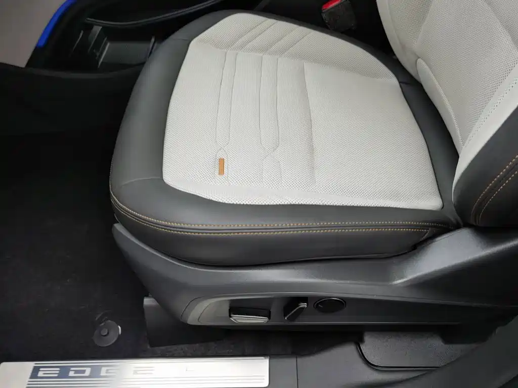 Photo 20 - Ford Edge