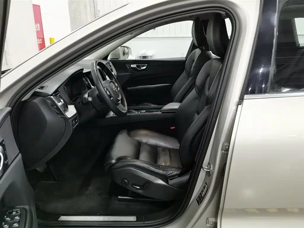 Volvo XC60 2018 T5 AWD Luxury Edition фото 10