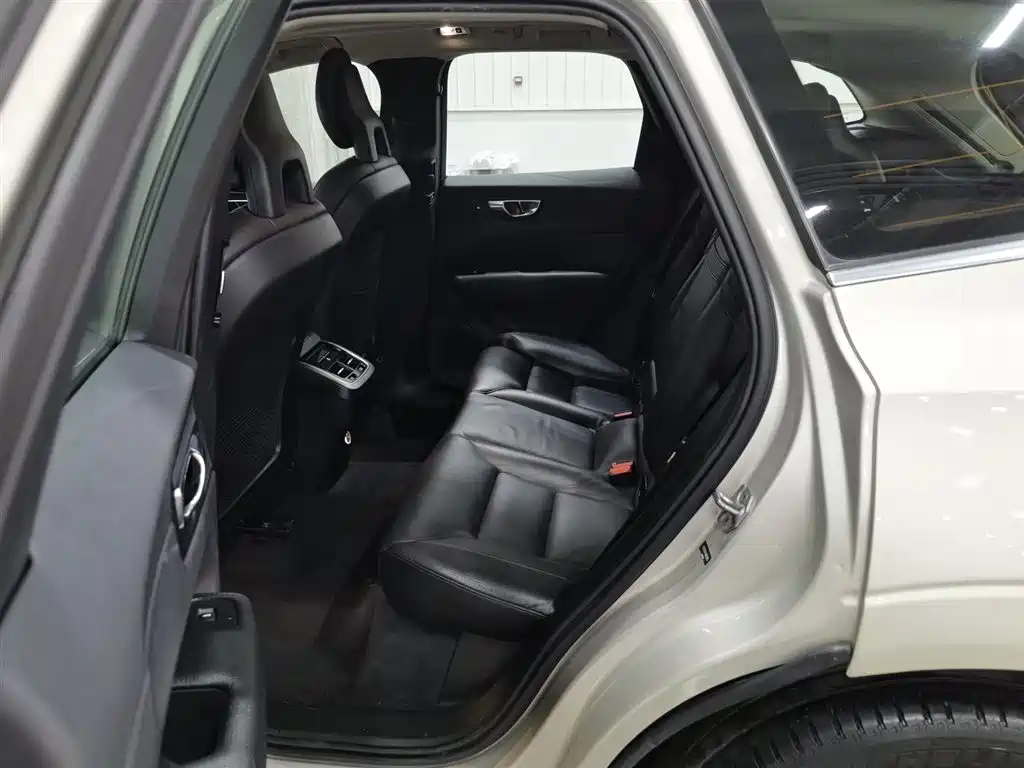 Volvo XC60 2018 T5 AWD Luxury Edition фото 15