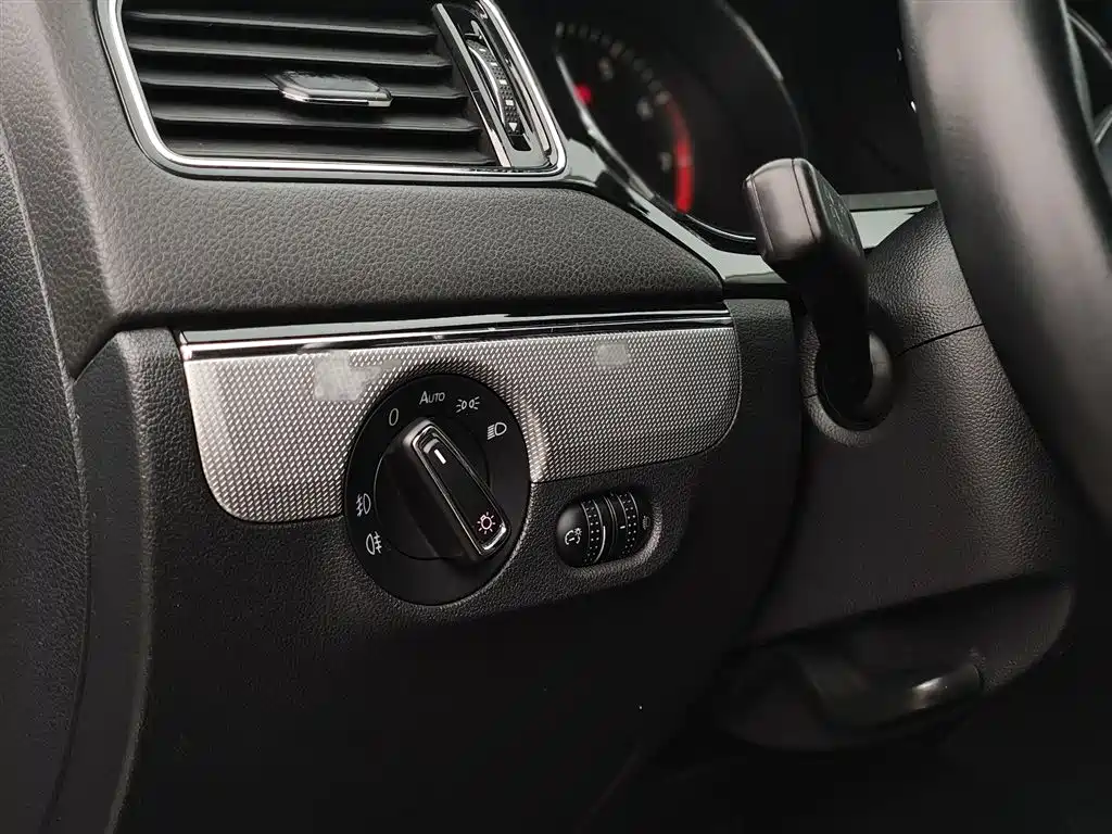 Volkswagen Sagitar 2018 1.6L Automatic Comfort фото 18