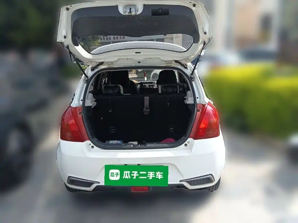 Фото 10 - Suzuki Swift
