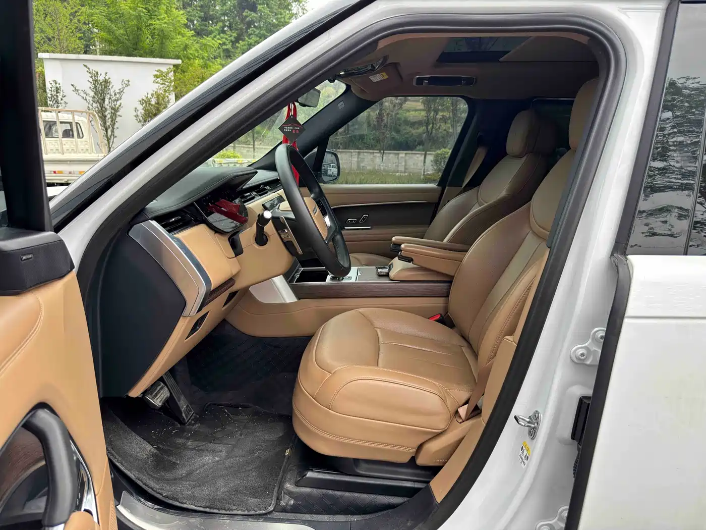 Land Rover Range Rover 2024 3.0 L6 400PS Golden Age Extended 7-Seater фото 5