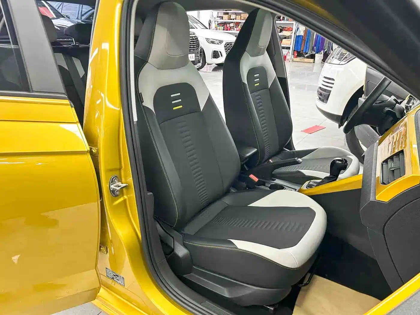 Volkswagen Polo 2019 Plus 1.5L Automatic Colorful Tech Edition фото 17