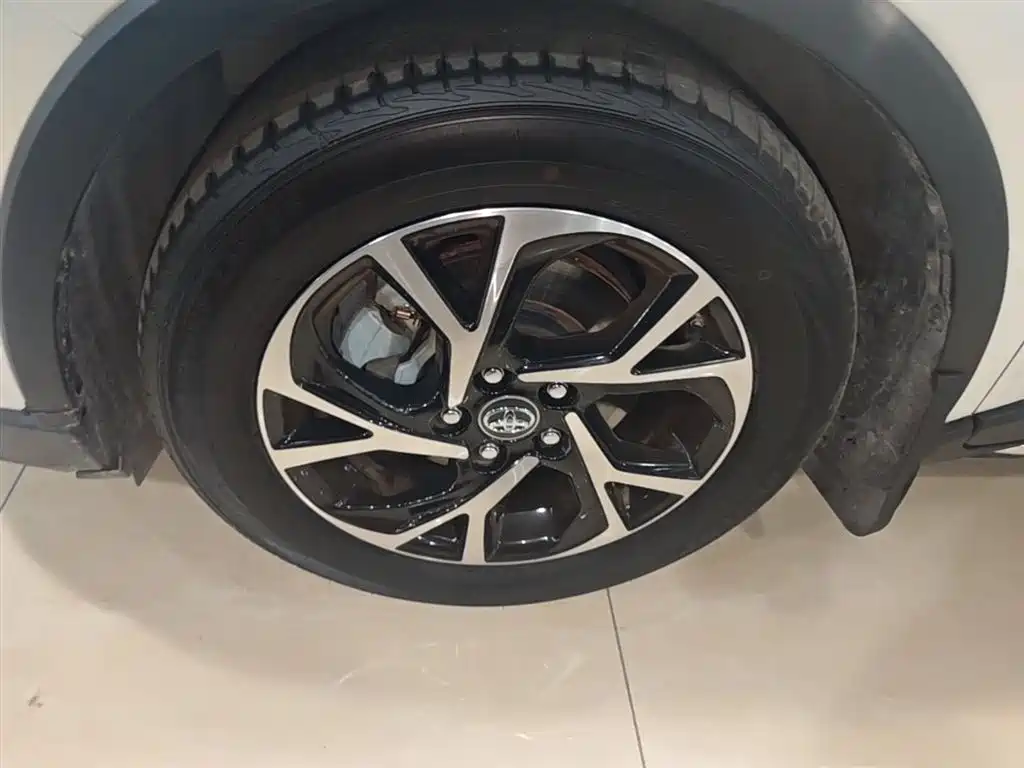 Toyota C-HR 2018 2.0L Leading Edition China V фото 23