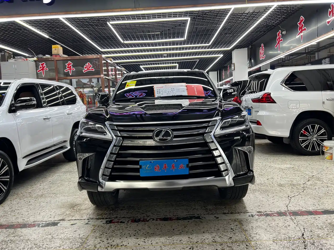 Фото 2 - Lexus LX