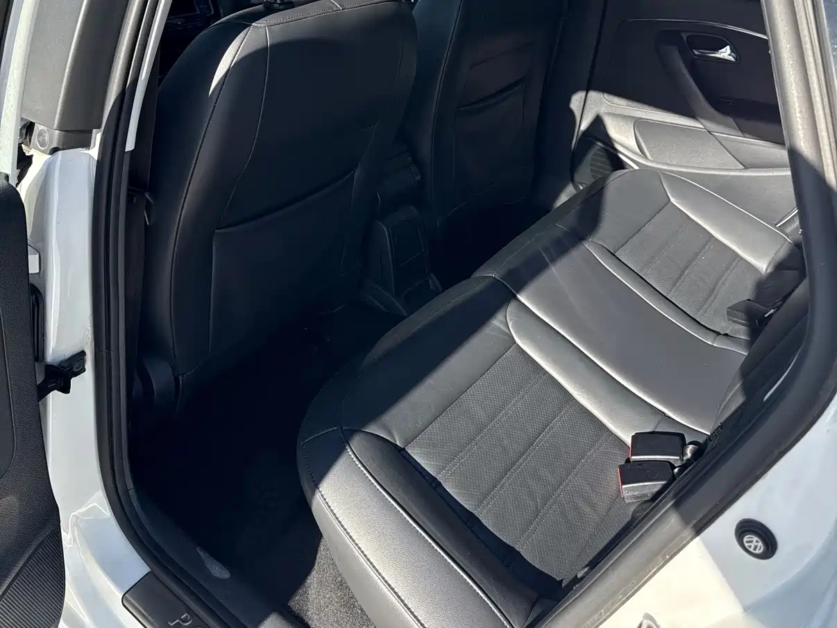 Volkswagen Polo 2016 1.6L Automatic Luxury фото 8