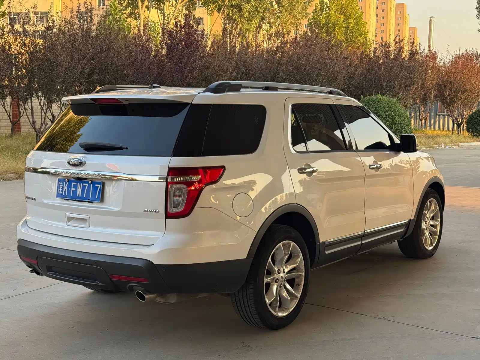 Photo 6 - Ford Explorer (Import)