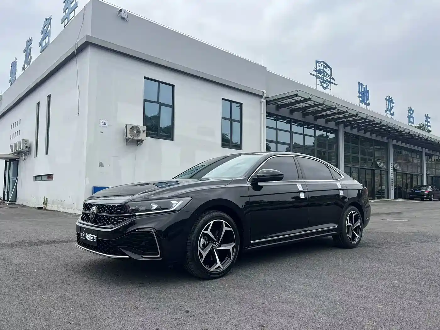 Volkswagen Passat 2025 Outstanding 330TSI Starlight Elite Edition