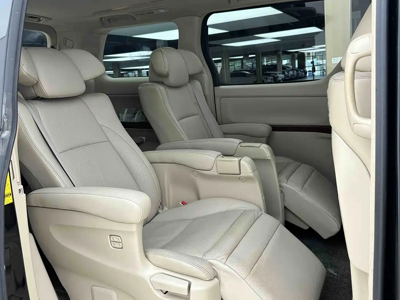 Toyota Alphard 2011 3.5L Luxury Edition фото 5