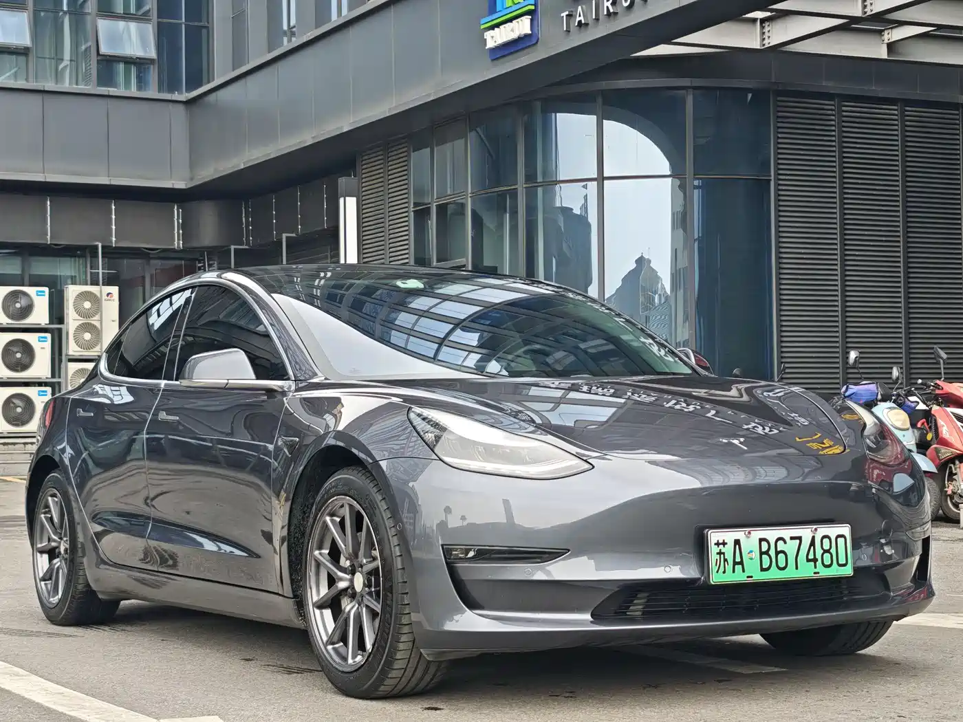 TESLA MODEL 3