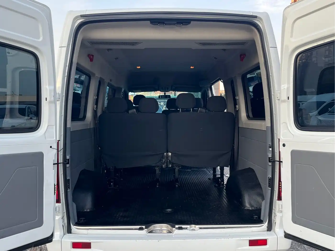 SAIC Maxus Xintu V80 2024 Model PRO Business 6MT Long Wheelbase Medium Roof 147Ps 9-seater Three-row Non-commercial фото 14