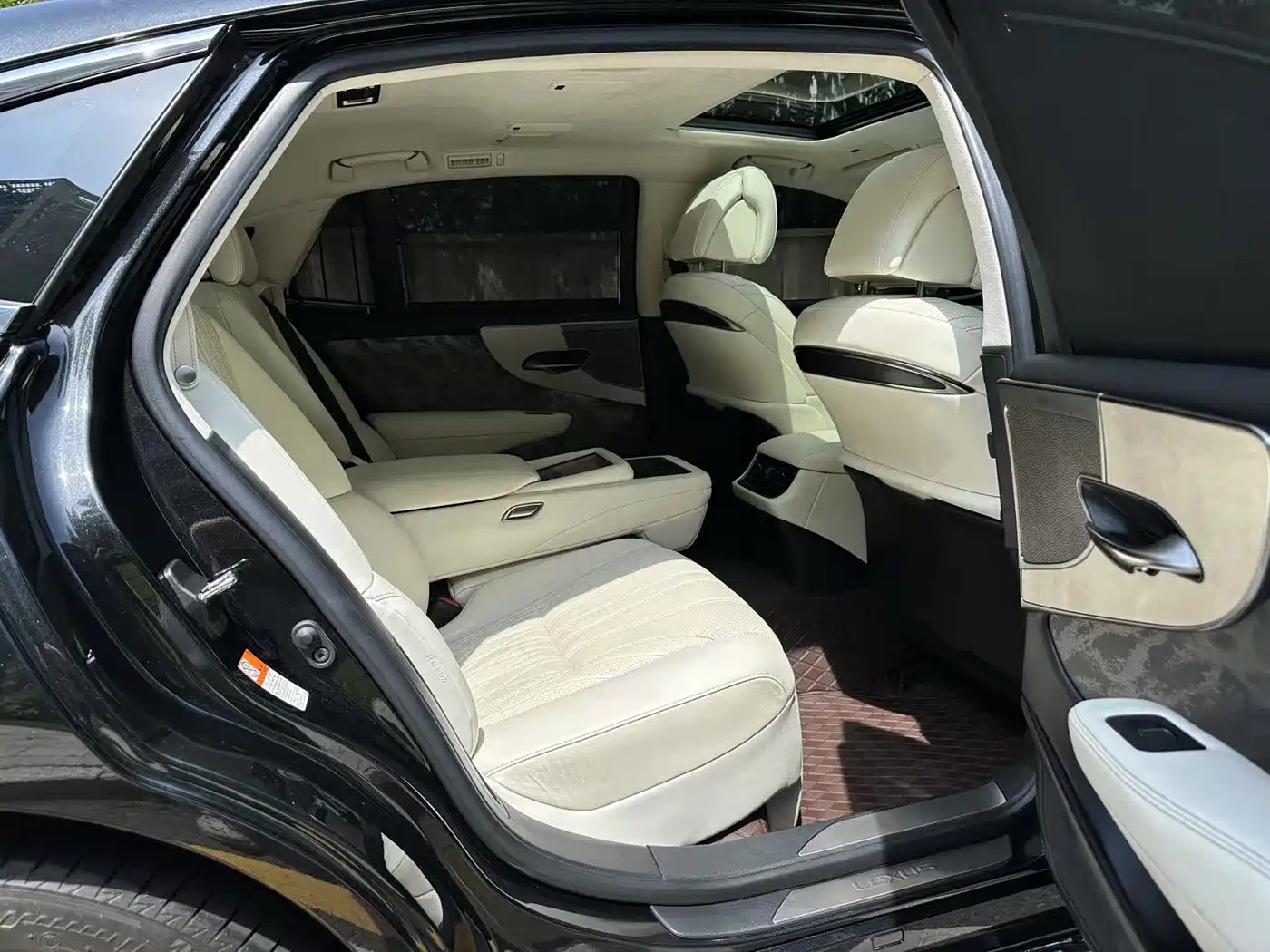 Lexus LS 2021 500h Executive Edition фото 10