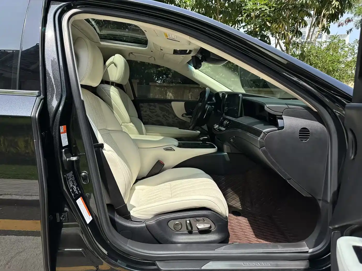Lexus LS 2021 500h Executive Edition фото 15