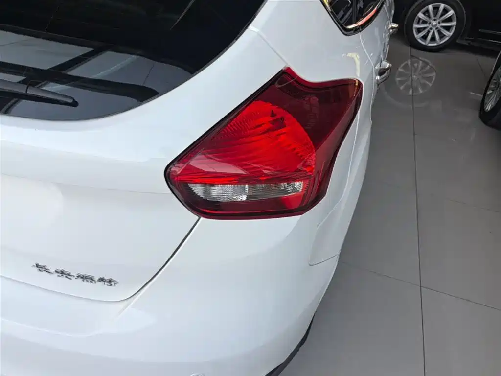 Фото 8 - Ford Focus